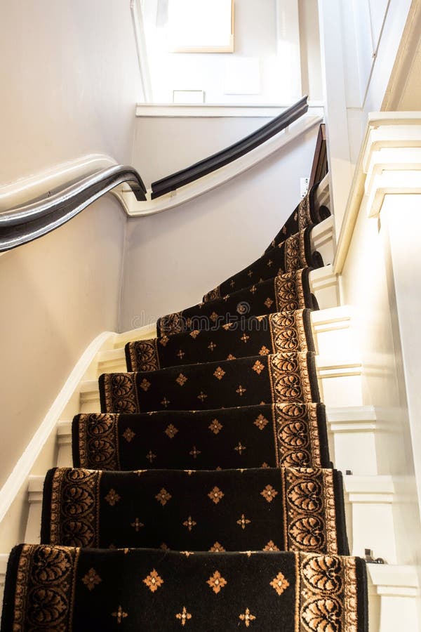 Alfombra del vintage con las escaleras modernas imagen de archivo Alfombra del vintage con las escaleras modernas imagen de archivo