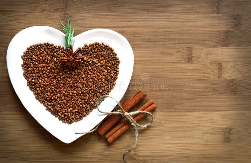 Alforfón en forma de corazón con canela imagenes de archivo Alforfón en forma de corazón con canela imagenes de archivo