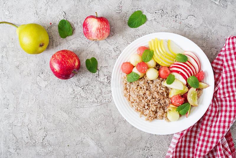 Alforfón o gachas de avena con el melón, la sandía, la manzana y la pera frescos imagenes de archivo Alforfón o gachas de avena con el melón, la sandía, la manzana y la pera frescos imagenes de archivo