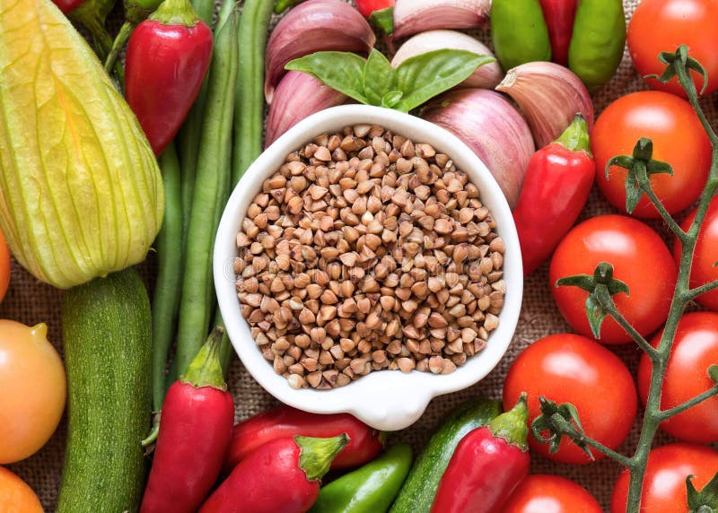 Alforfón y verduras orgánicos crudos imágenes de archivo libres de regalías Alforfón y verduras orgánicos crudos imágenes de archivo libres de regalías