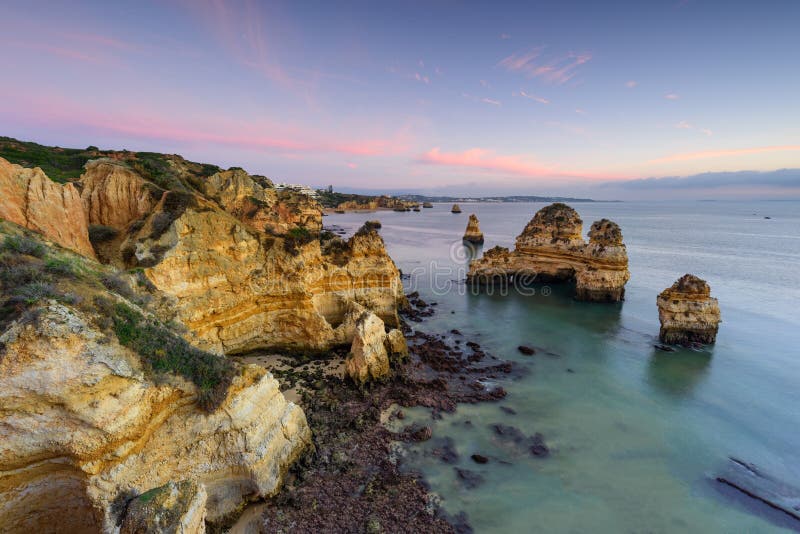Algarve-Luftbrummenpanoramablick Erstaunliche Landschaft bei Sonnenaufgang Schöner Strand nahe Lagos, Algarve Region, Portugal me stockfotografie Algarve-Luftbrummenpanoramablick Erstaunliche Landschaft bei Sonnenaufgang Schöner Strand nahe Lagos, Algarve Region, Portugal me stockfotografie