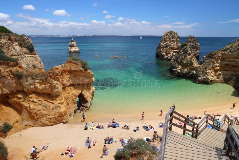 ALGARVE, PORTUGAL - 29 MAI 2018 : Visite Camilo Beach dans la région d'Algarve, Portugal de touristes La région côtière d'Algarve photographie stock libre de droits ALGARVE, PORTUGAL - 29 MAI 2018 : Visite Camilo Beach dans la région d'Algarve, Portugal de touristes La région côtière d'Algarve photographie stock libre de droits