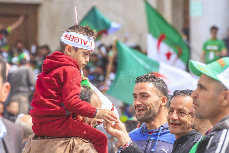 Algierczycy manifestuje przeciw chwilowemu prezydentowi Bensalah w Algiers, Algieria fotografia stock