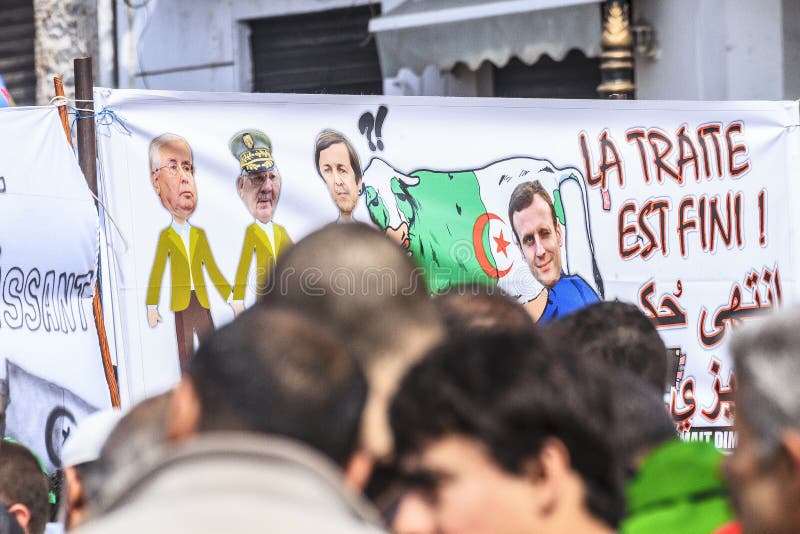Algierczycy manifestuje przeciw chwilowemu prezydentowi Bensalah w Algiers, Algieria obrazy stock