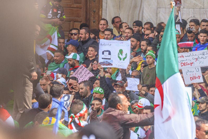 Algierczycy manifestuje przeciw chwilowemu prezydentowi Bensalah w Algiers, Algieria fotografia stock