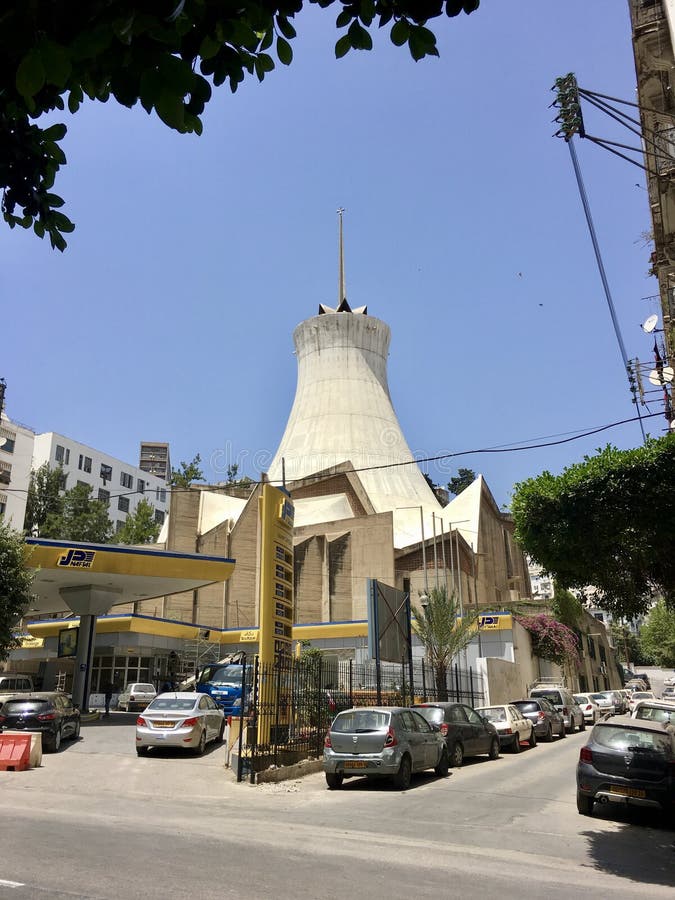ALGIERS ALGERIET - MAJ 5, 2018: Cathedrale Sacre Cour Algiers är den sakrala hjärtadomkyrkan av Algiers Roman Catholic en kyrklig arkivfoton ALGIERS ALGERIET - MAJ 5, 2018: Cathedrale Sacre Cour Algiers är den sakrala hjärtadomkyrkan av Algiers Roman Catholic en kyrklig arkivfoton