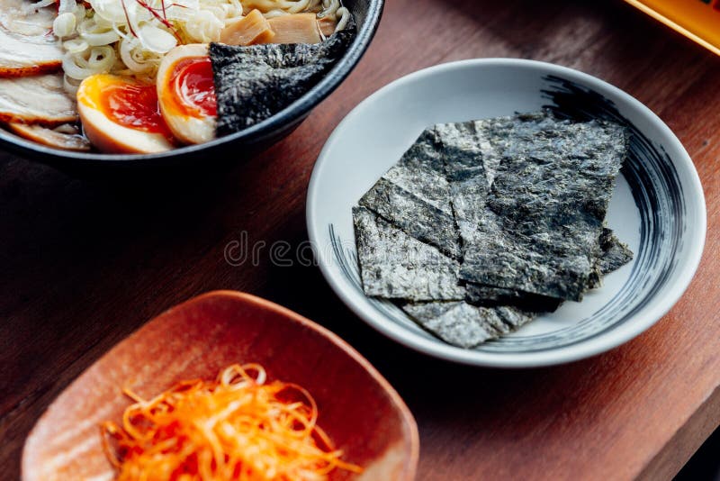 Algue sèche dans le plat blanc japonais Pour manger avec des ramen
