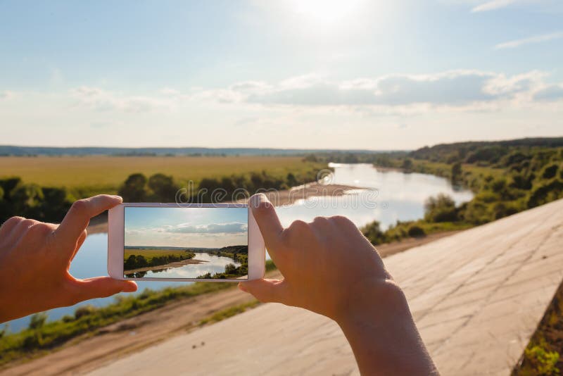 Alguien usando smartphone a tomar la foto del paisaje del verano fotos de archivo Alguien usando smartphone a tomar la foto del paisaje del verano fotos de archivo