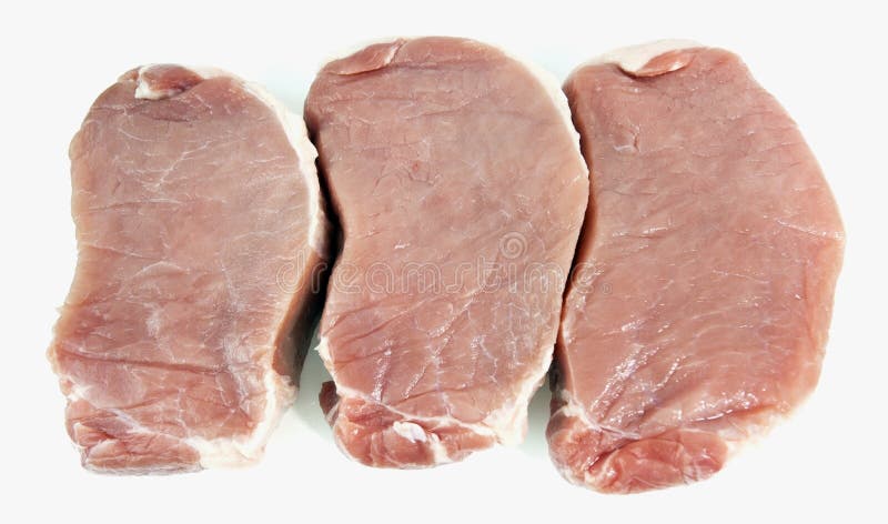 Algumas costeletas de carne de porco frescas na placa preta