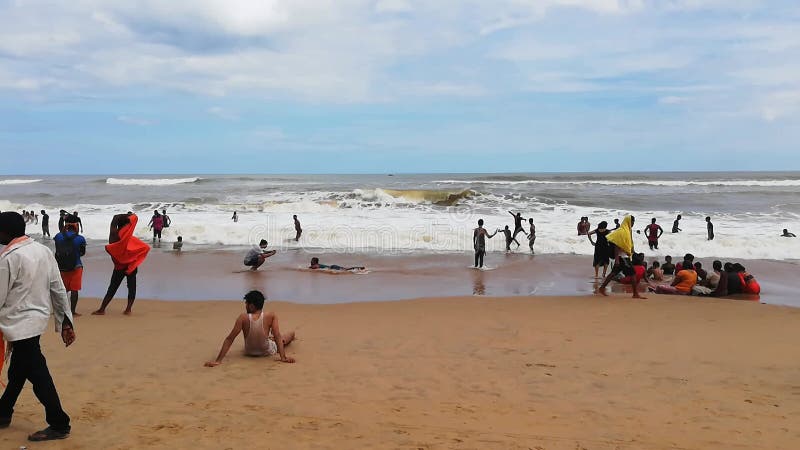 Algunos indios disfrutan bañándose en la playa de oro