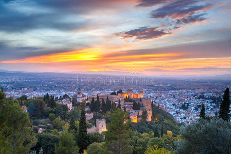 Alhambra En La Puesta Del Sol En Granada, Andalucía, España Imagen de