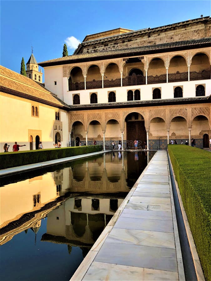 Alhambra in Granada, im Palast, im Garten und im Wasser lizenzfreies stockfoto Alhambra in Granada, im Palast, im Garten und im Wasser lizenzfreies stockfoto