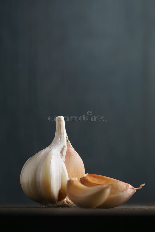 Alho e cravos-da-índia de alho na obscuridade foto de stock Alho e cravos-da-índia de alho na obscuridade foto de stock