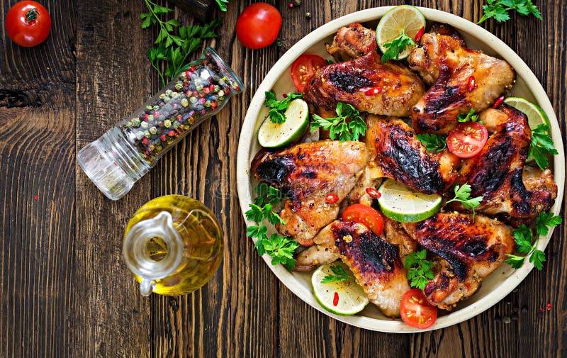 Alette di pollo alla barbecue in salsa agrodolce. Picnic immagini stock libere da diritti