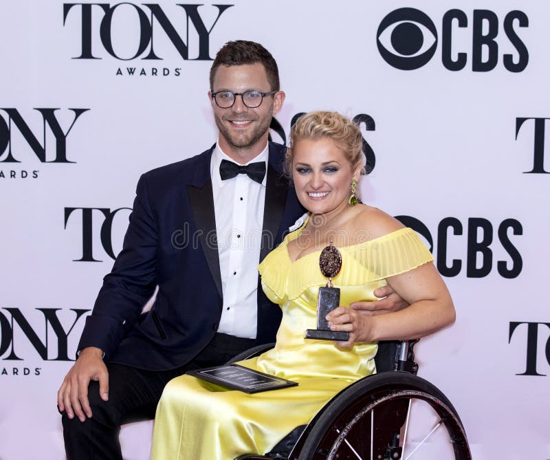 Ali Stroker Wins em Tony Awards 2019 imagens de stock royalty free Ali Stroker Wins em Tony Awards 2019 imagens de stock royalty free