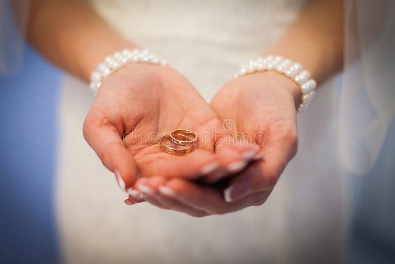Alian?as de casamento nas m?os da noiva a menina oferece casar-se Alegre mim Alian?as de casamento nas palmas da noiva foto de stock royalty free Alian?as de casamento nas m?os da noiva a menina oferece casar-se Alegre mim Alian?as de casamento nas palmas da noiva foto de stock royalty free