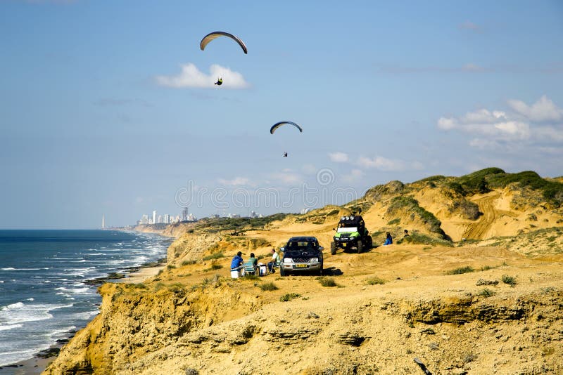 Alianti che volano sopra il Mediterraneo vicino alla costa di Arsuf immagini stock Alianti che volano sopra il Mediterraneo vicino alla costa di Arsuf immagini stock