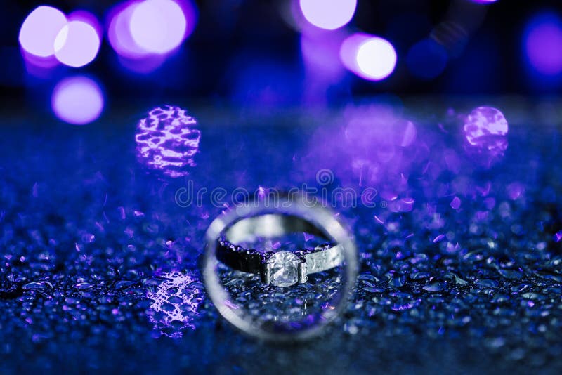 Aliança de casamento ascendente próxima do anel de diamante dentro do círculo Conceito criativo do cartão do convite do casamento fotos de stock royalty free Aliança de casamento ascendente próxima do anel de diamante dentro do círculo Conceito criativo do cartão do convite do casamento fotos de stock royalty free