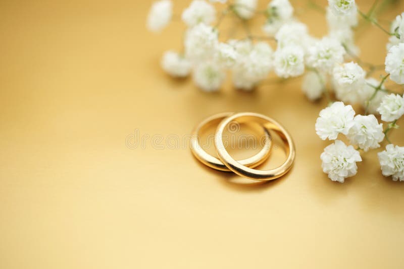 Alianças de casamento com espaço da cópia imagens de stock royalty free
