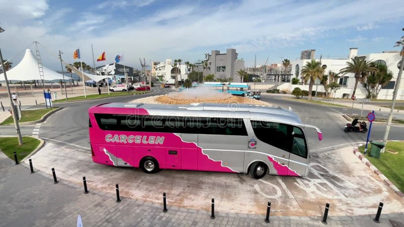 Alicante España Junio 03 2025 : El autobús de pasajeros blanco y rosa de Garcelen está estacionado en una rotonda en una ciudad co metrajes