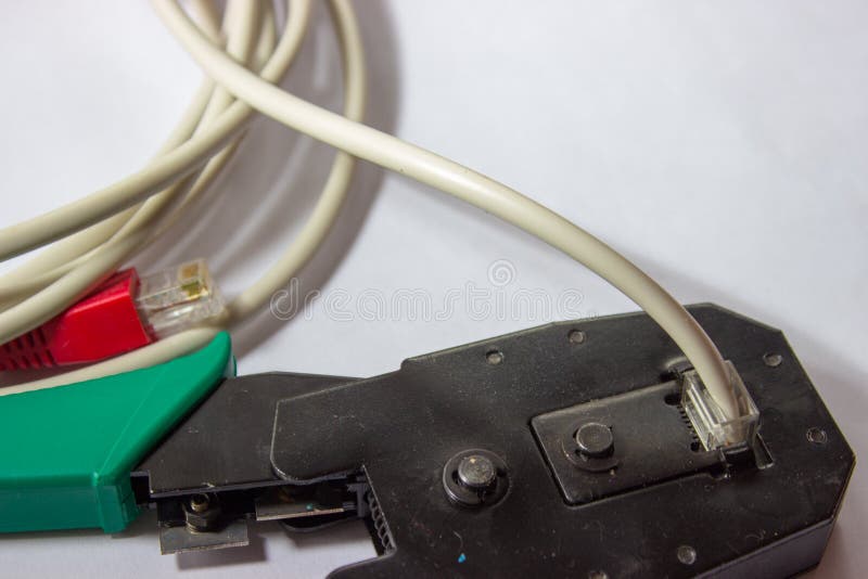Alicates del arrugador del cordón del cable LAN de la red imagen de archivo Alicates del arrugador del cordón del cable LAN de la red imagen de archivo
