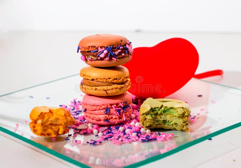Alignement de färgrika macarons royaltyfria foton Alignement de färgrika macarons royaltyfria foton