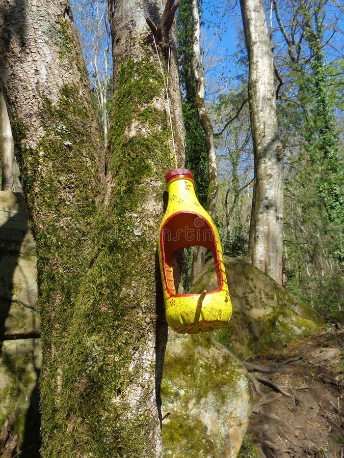 Alimentador hecho a mano del pájaro en el bosque fotografía de archivo Alimentador hecho a mano del pájaro en el bosque fotografía de archivo