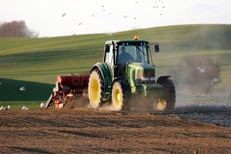 Alimentador que trabaja en el campo fotografía de archivo