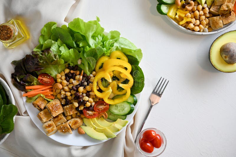 Alimentação saudável estilo de vida vegetativo do vegão grelhado tofu com feijão-de-bico e legumes de salada misturados imagens de stock