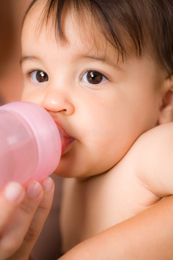 Alimentation du bébé photo libre de droits