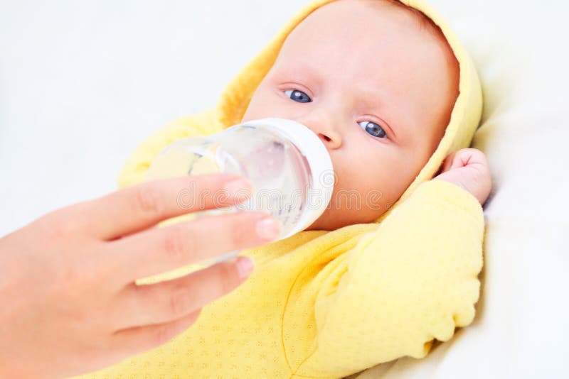 Alimentation du bébé photos stock