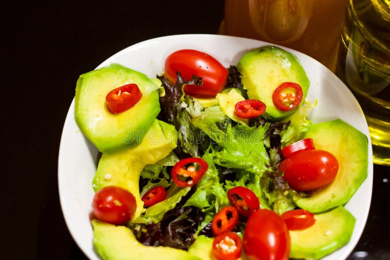 Alimenti Colourful e sani avocado, Olive Oil, aceto di sidro di Apple, Cherry Tomatoes, la lattuga del peperoncino rosso rosso, p fotografie stock Alimenti Colourful e sani avocado, Olive Oil, aceto di sidro di Apple, Cherry Tomatoes, la lattuga del peperoncino rosso rosso, p fotografie stock