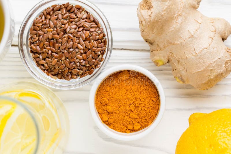 Alimenti eccellenti, curcuma, zenzero, limone, semi di lino, tè verde fotografia stock libera da diritti Alimenti eccellenti, curcuma, zenzero, limone, semi di lino, tè verde fotografia stock libera da diritti