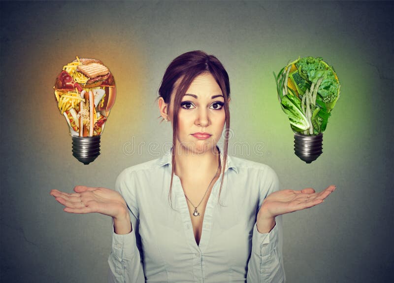 Alimenti industriali choice di dieta incerta della donna o lampadina delle verdure immagini stock Alimenti industriali choice di dieta incerta della donna o lampadina delle verdure immagini stock