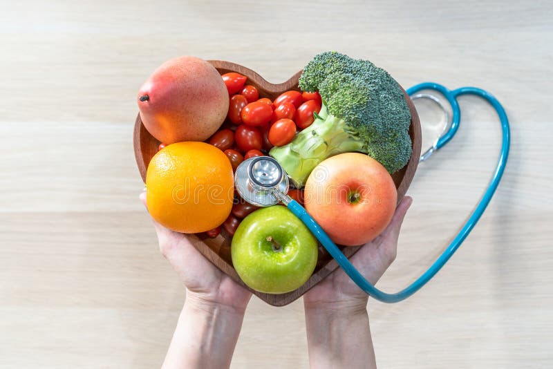Alimenti nutrizionali per la salute del cuore grazie alla dieta al colesterolo e a un'alimentazione sana con frutta e verdura puli