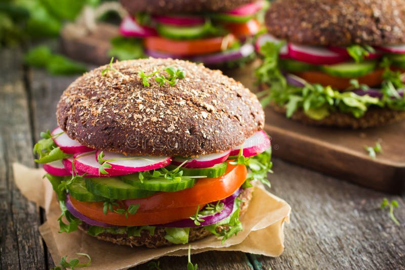 alimenti a rapida preparazione sani Hamburger della segale del vegano con gli ortaggi freschi