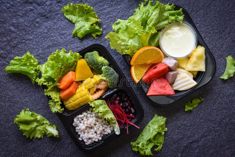 Alimenti in scatola di plastica con scatolette di frutta lattuga di insalata di ortaggi servizio alimenti ordinazione di alimenti immagine stock