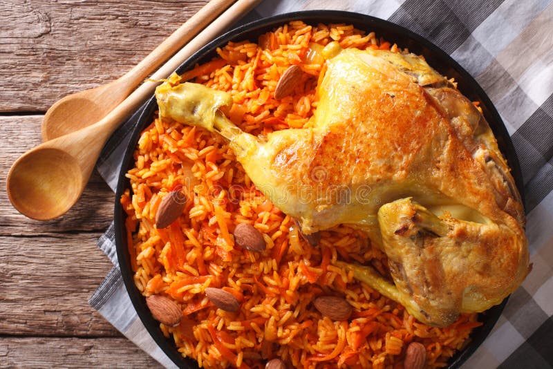 Alimento arabo Kabsa: pollo con riso ed il primo piano delle verdure Uff