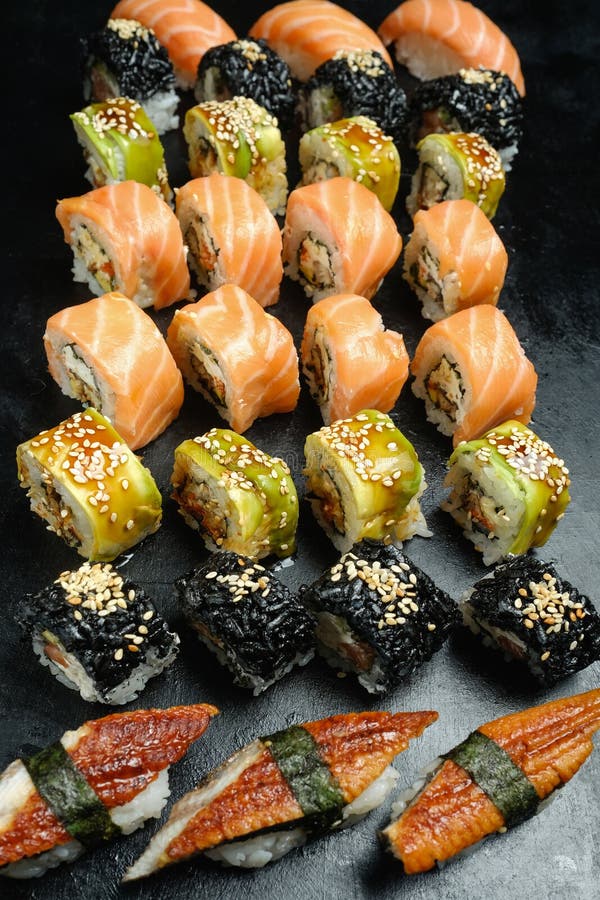 Alimento asiático do japonês da culinária da mistura ajustada do sushi imagens de stock royalty free Alimento asiático do japonês da culinária da mistura ajustada do sushi imagens de stock royalty free