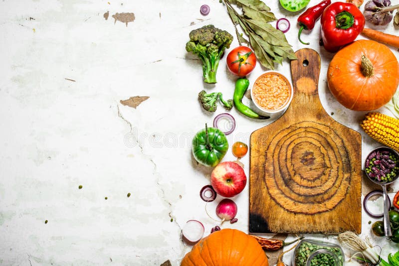 Alimento biologico Tagliere con le verdure e le erbe fotografia stock libera da diritti