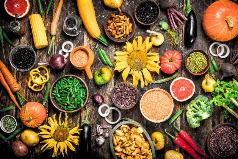 Cibo biologico. Una varietà di verdure e frutta immagini stock libere da diritti