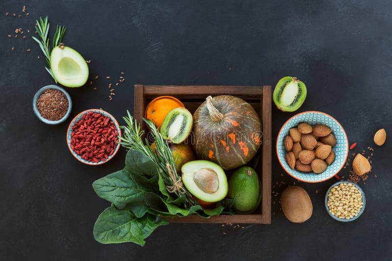 Alimento biológico saudável do fazendeiro: fruto, vegetais, sementes, superfood foto de stock Alimento biológico saudável do fazendeiro: fruto, vegetais, sementes, superfood foto de stock