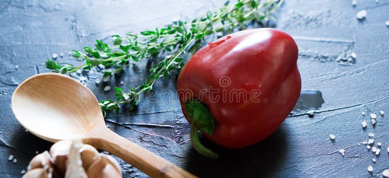 Alimento bulgaro o ungherese tradizionale: paprica farcita con carne immagini stock libere da diritti Alimento bulgaro o ungherese tradizionale: paprica farcita con carne immagini stock libere da diritti