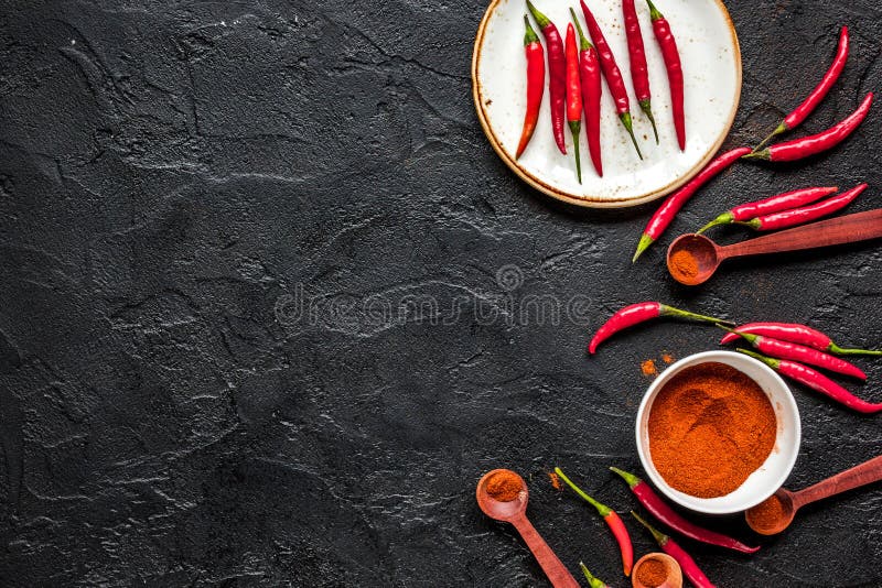 Alimento caldo con la vista superiore Mo del peperoncino del fondo scuro rosso della tavola immagine stock Alimento caldo con la vista superiore Mo del peperoncino del fondo scuro rosso della tavola immagine stock