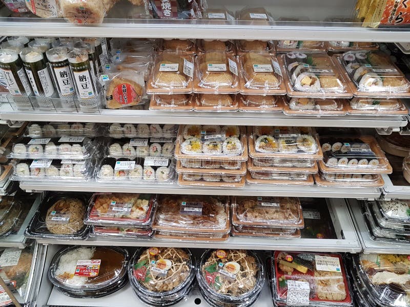 Alimento cocido frío inmediato en el empaquetado en venta en la tienda 7-Eleven en Osaka, Japón fotografía de archivo Alimento cocido frío inmediato en el empaquetado en venta en la tienda 7-Eleven en Osaka, Japón fotografía de archivo