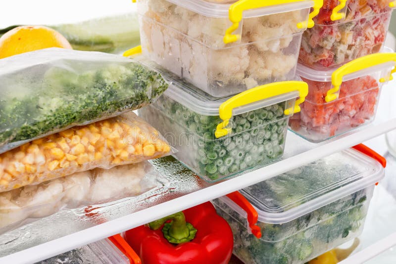 Alimento congelado no refrigerador Vegetais nas prateleiras do congelador