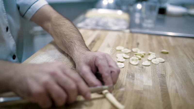 Alimento, cucina italiana, culinario, la gente e concetto di cottura - cuoco unico bello italiano che cucina piatto italiano trad