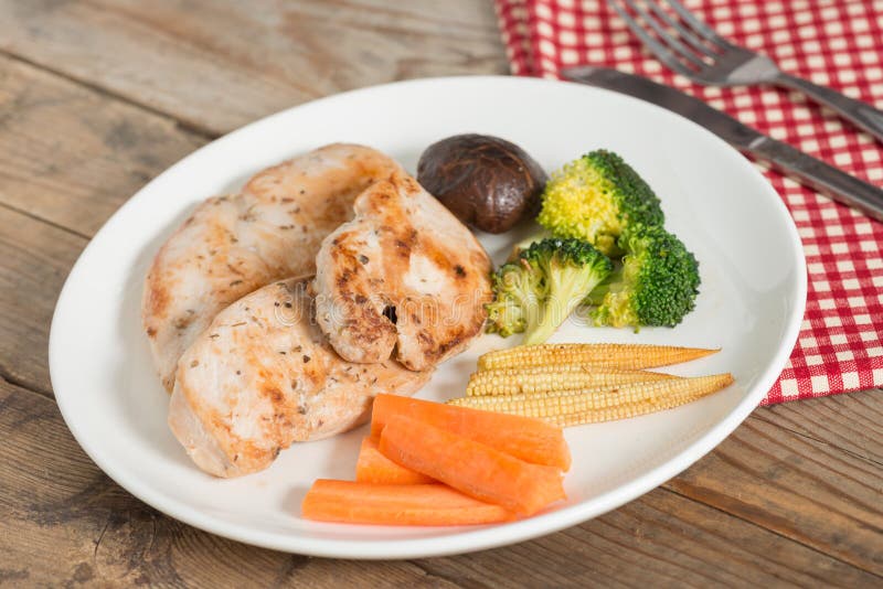 Alimento da dieta, galinha grelhada e vegetal fotografia de stock Alimento da dieta, galinha grelhada e vegetal fotografia de stock