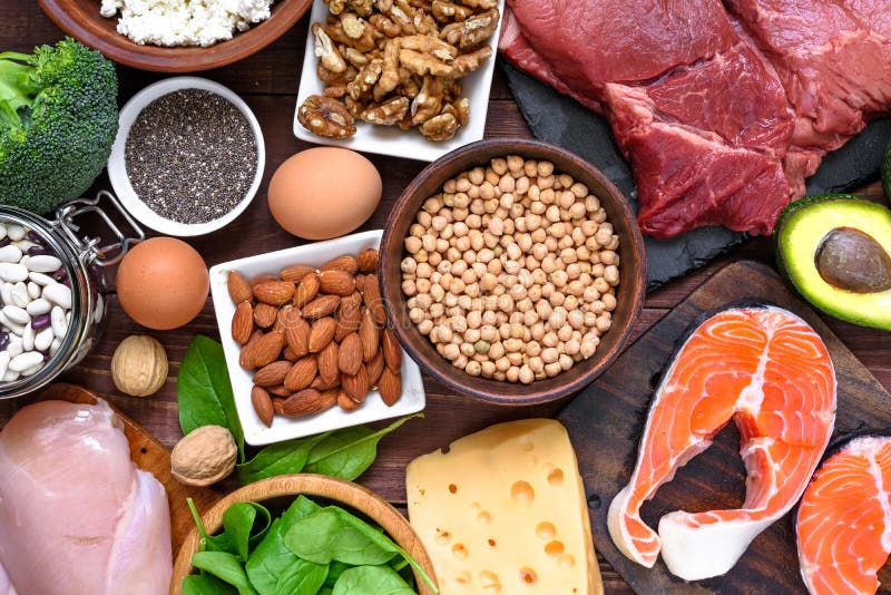 - Alimento da proteína - peixes, carne, aves domésticas, porcas, ovos e vegetais altos Conceito saudável comer e de dieta