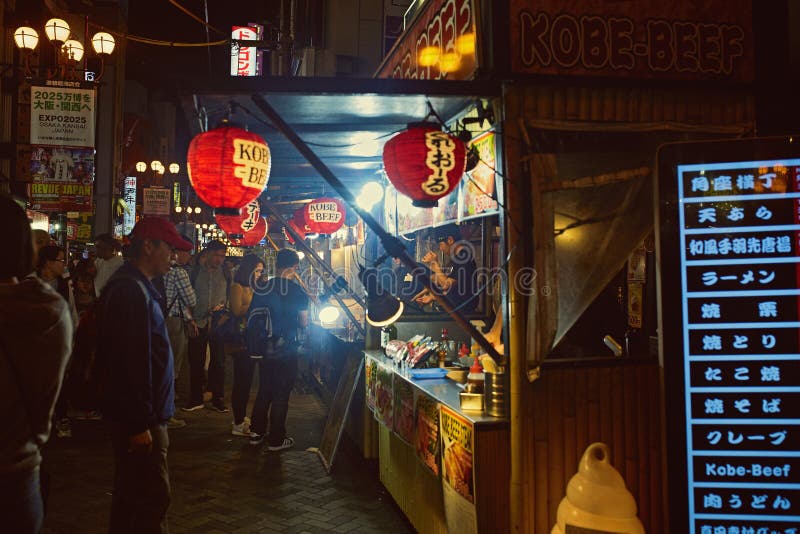 Alimento da rua ao longo da rua de Dotonbori em Osaka imagens de stock Alimento da rua ao longo da rua de Dotonbori em Osaka imagens de stock